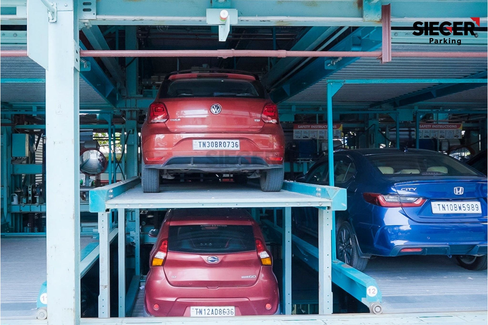 Pit-puzzle parking system with hydraulically operated platforms in a basement configuration