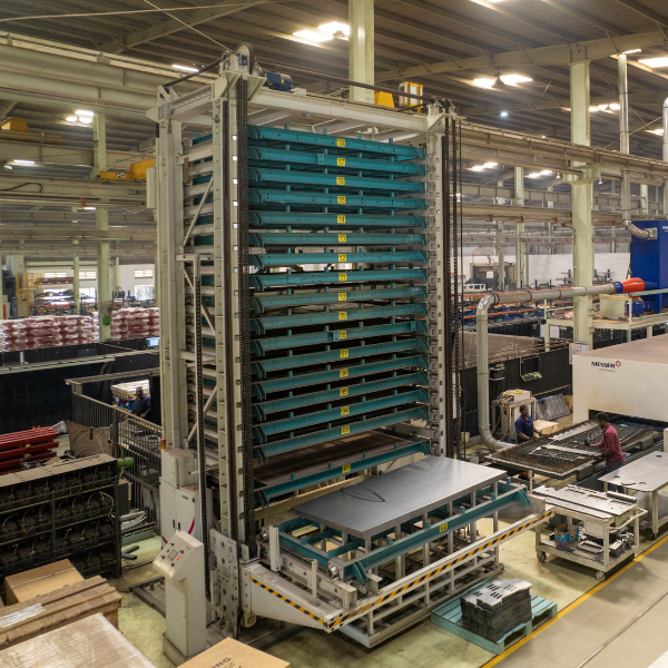 Automated sheet metal storage tower system at the Sieger plant